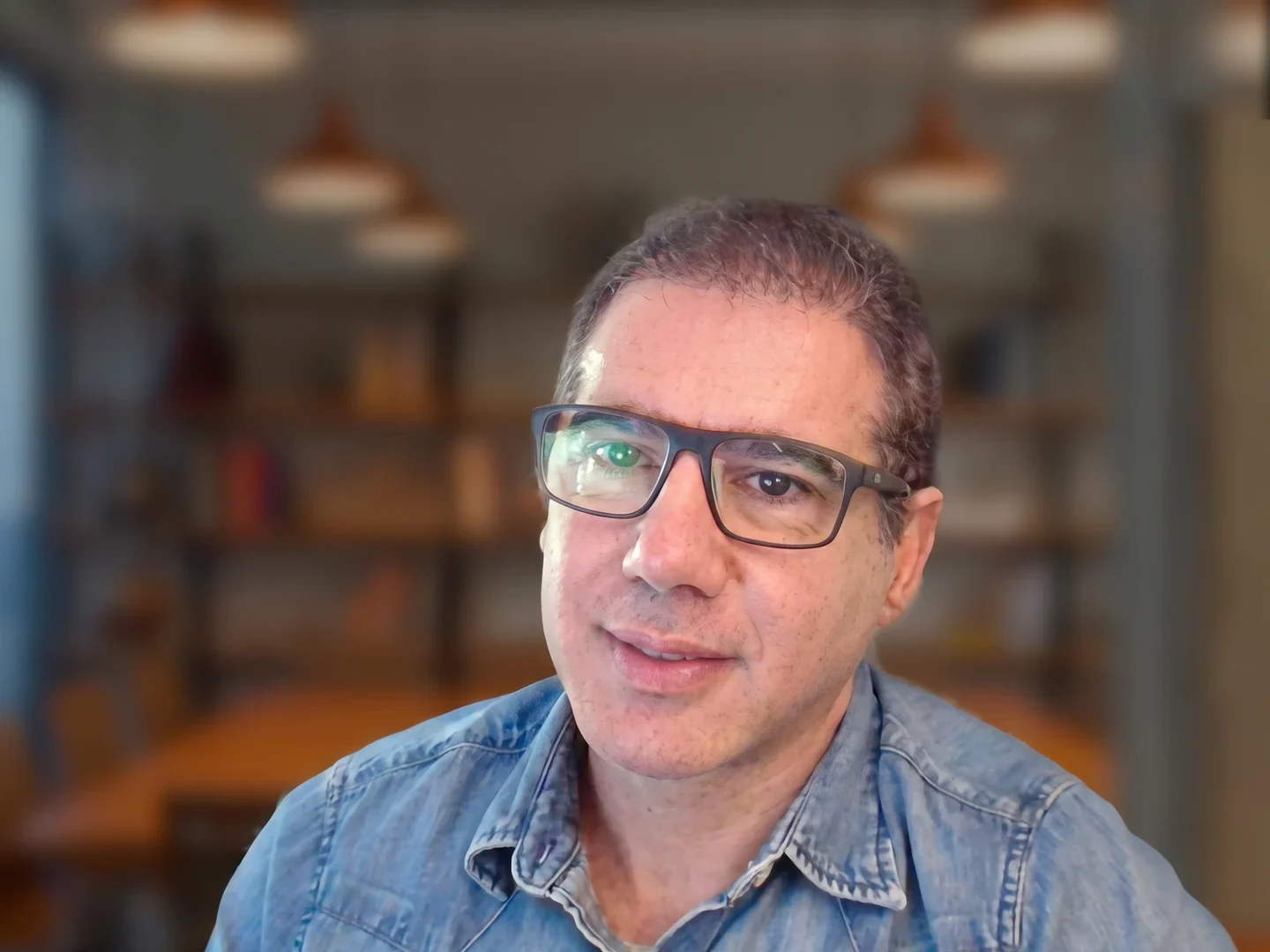Roberto Calderon numa videochamada individual, ouvindo o dono da empresa